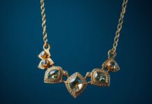 E-Ticaret Dünya ve Resimli Kolye: Güvenli Alışverişin Gizemleri E-Commerce World and Illustrated Necklace: The Mysteries of Safe Shopping